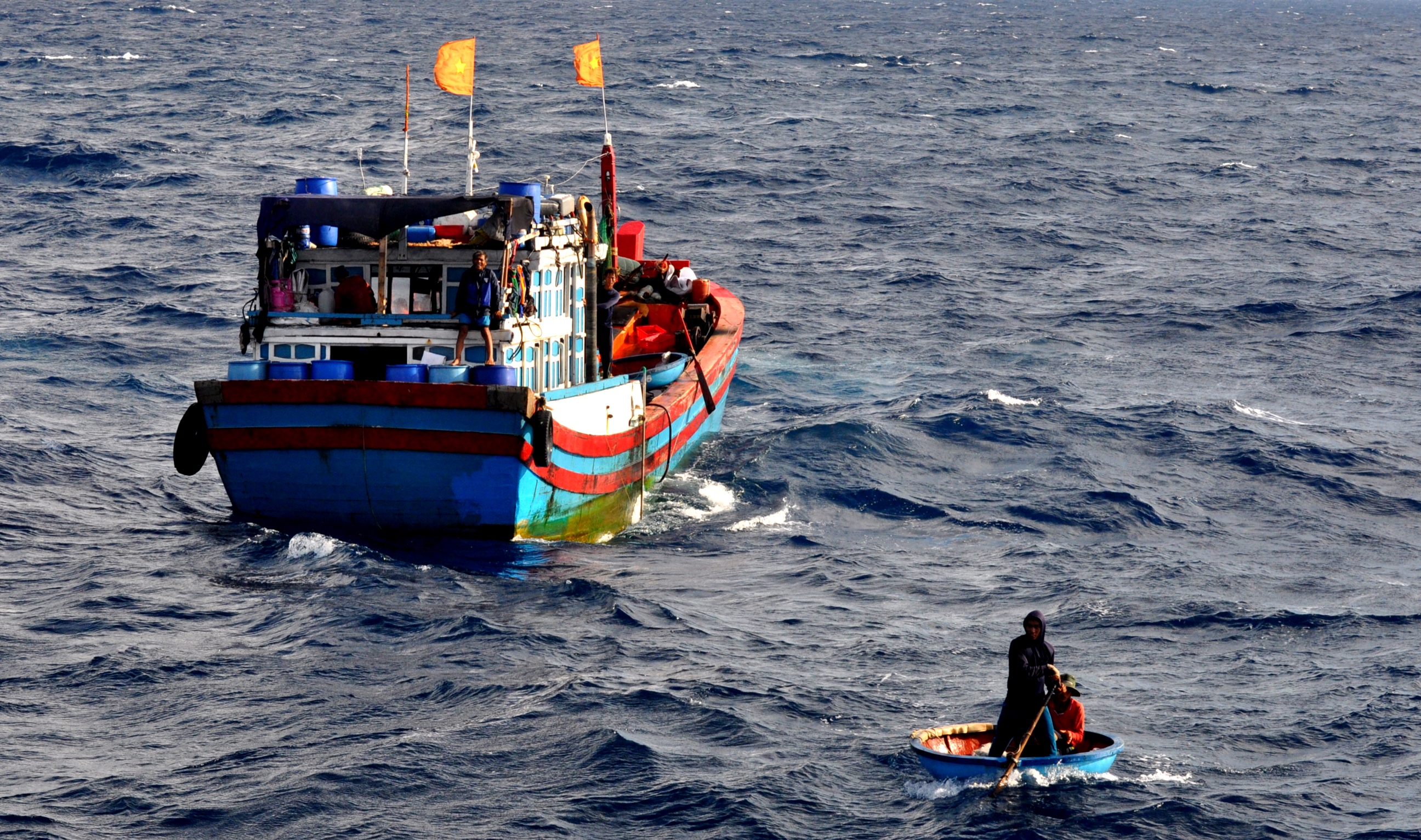 Ngư dân di chuyển bằng thuyền thúng, trên vùng biển Hoàng Sa - Ảnh minh họa
