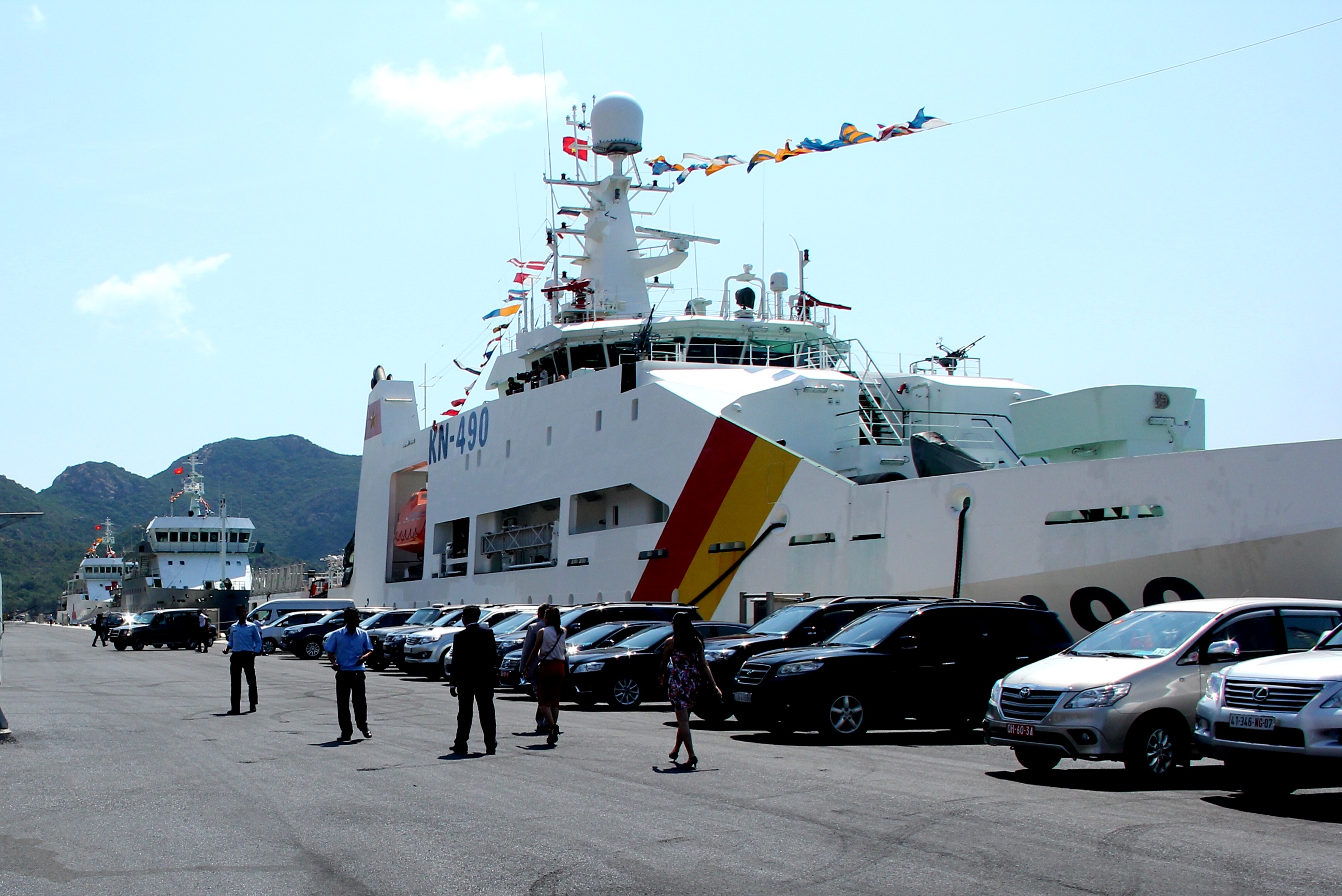 Tàu Kiểm ngư 490 neo đậu tại Cảng Quốc tế Cam Ranh - Ảnh: Bùi Văn Xuân