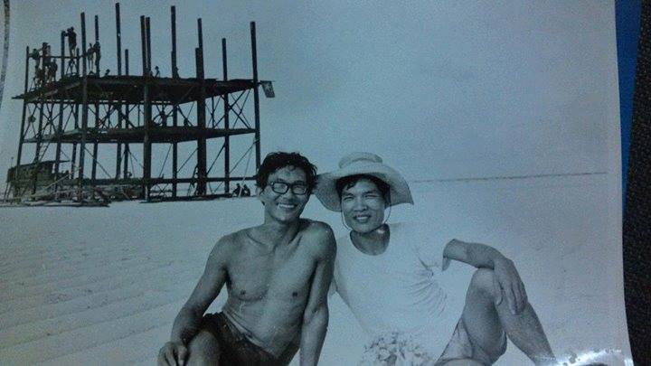 Đại úy Đinh Xuân Bình (bìa trái) và đồng nghiệp Phòng TTĐB, Quân chủng Hải quân trên đảo Len Đao, tháng 4.1988. Phía sau là nhà cao chân đang xây dựng trên đảo - Ảnh tư liệu của Cục Dân vận, Tổng cục Chính trị Quân đội Nhân dân Việt Nam