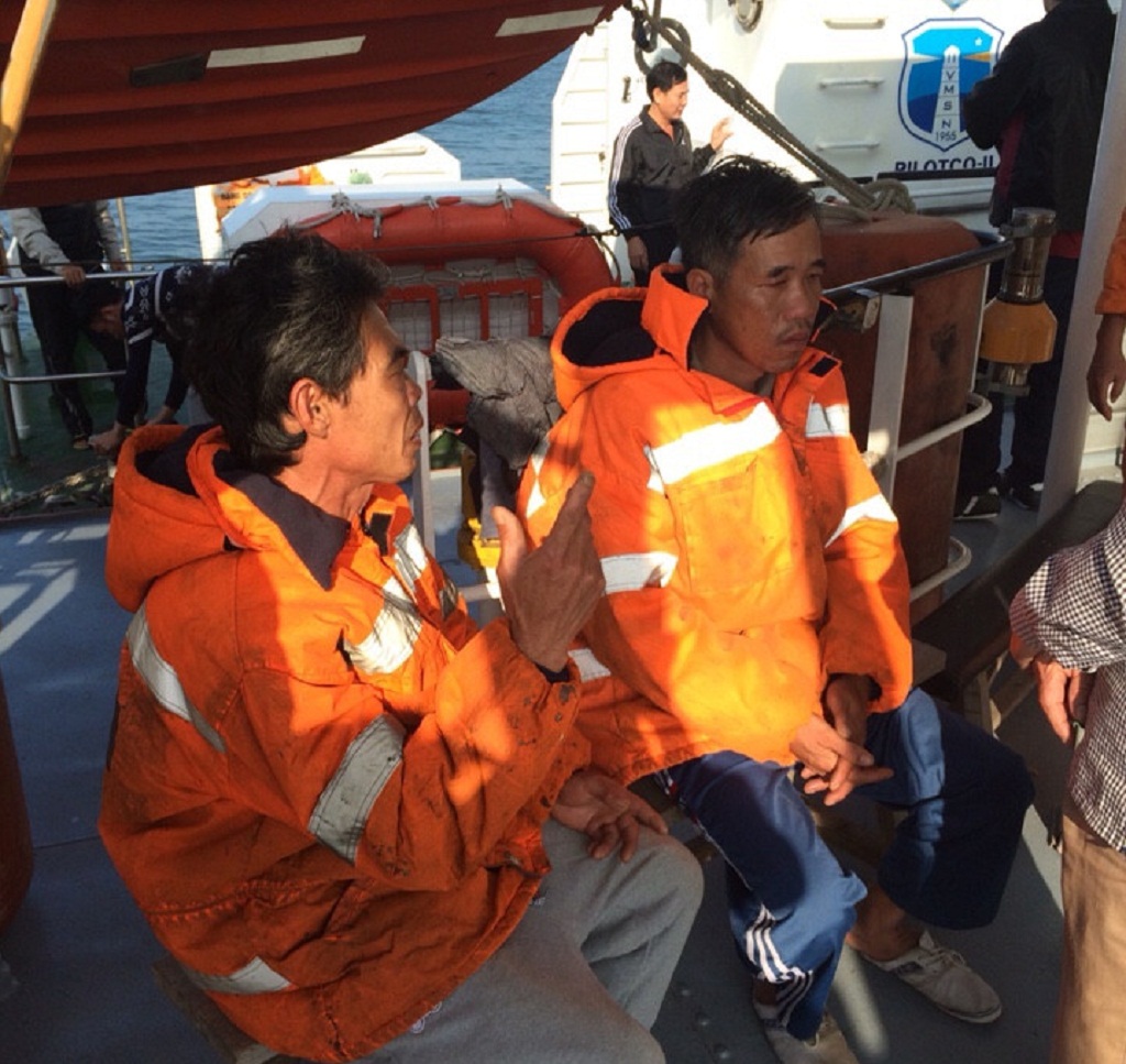 2 ngư dân trên tàu cá 1800HP được cứu sống - Ảnh: VMRCC cung cấp