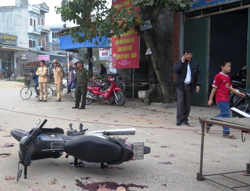 Xe máy của nạn nhân tại hiện trường vụ án - Ảnh: Thành Trí