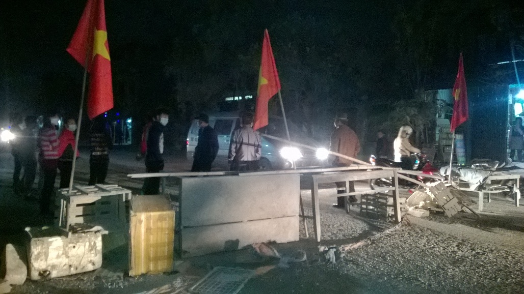 Người dân xã Hưng Thịnh chặn QL 38 tối 18.2 để phản đối nhà thầu thi công chậm khiến đường bụi - Ảnh: T.T