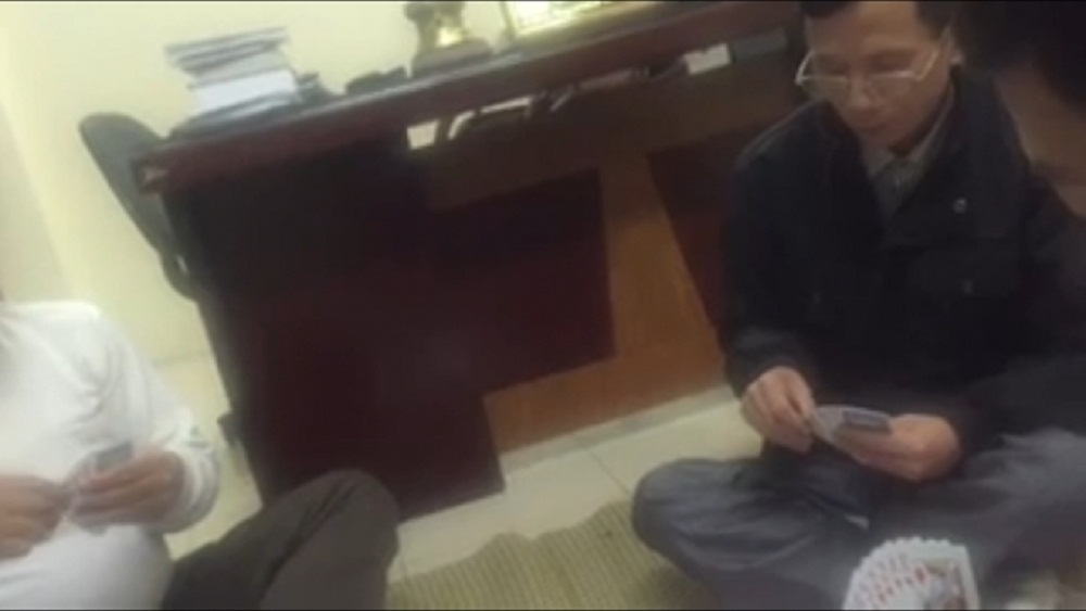 Hình ảnh trong clip được cho là đánh bài ăn tiền trong phòng làm việc của Trưởng công an phường Trần Phú, TP.Hải Dương - Ảnh chụp lại màn hình 