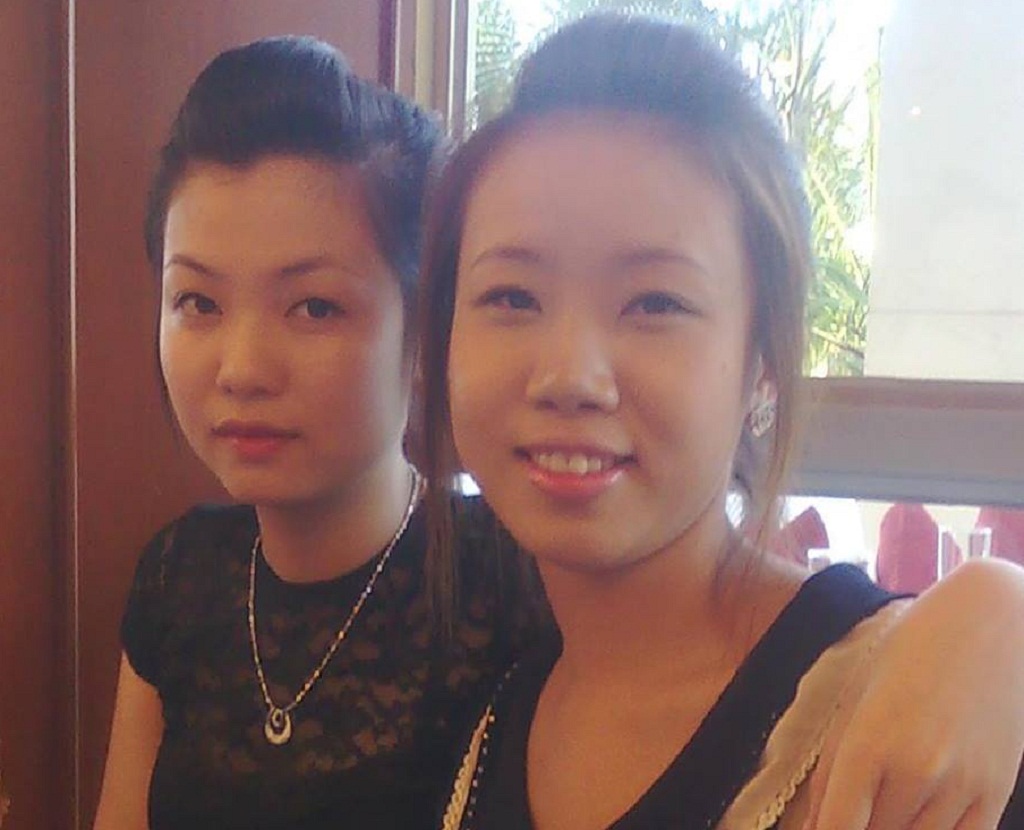Chị Mai (bên phải) chụp ảnh cùng người thân - Ảnh trên trang Facebook của chị Mai