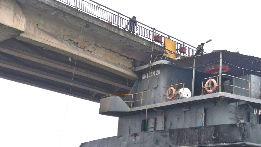 Cơ quan chức năng đang tính đến phương án dùng tàu Thành Luân 28 làm giá đỡ tạm, tránh nguy cơ sập cầu An Thái - Ảnh: Vũ Ngọc Khánh