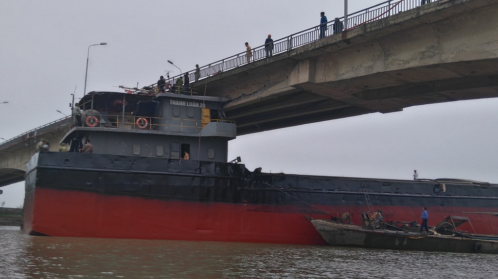 Lực lượng chức năng đang khẩn trương khắc phục sự cố tàu Thành Luân 28 đâm vào cầu An Thái - Ảnh: V.N.K