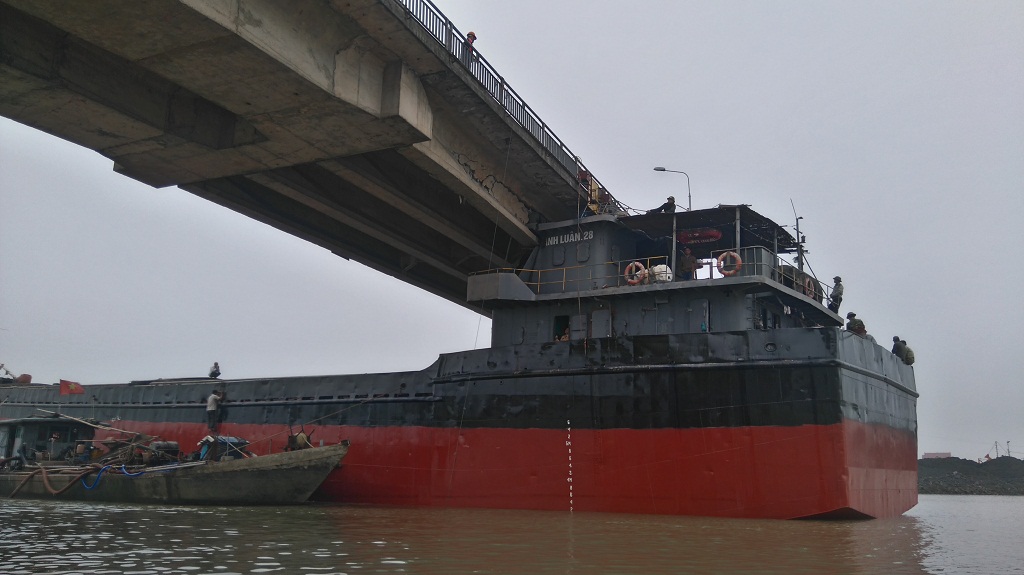 Cơ quan chức năng đang khẩn trương tìm biện pháp xử lý sự cố tàu Thành Luân 28 đâm vào cầu An Thái