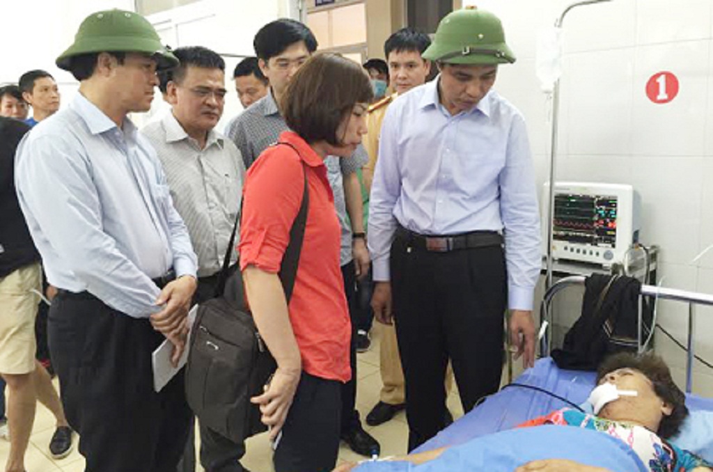Lãnh đạo tỉnh Quảng Ninh và TP.Cẩm Phả thăm hỏi sức khỏe, động viên người bị nạn - Ảnh: Cổng thông tin điện tử Quảng Ninh