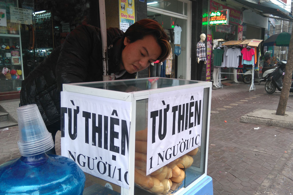 Anh Quang bên tủ bánh mì từ thiện cho người nghèo - Ảnh: Vũ Ngọc Khánh