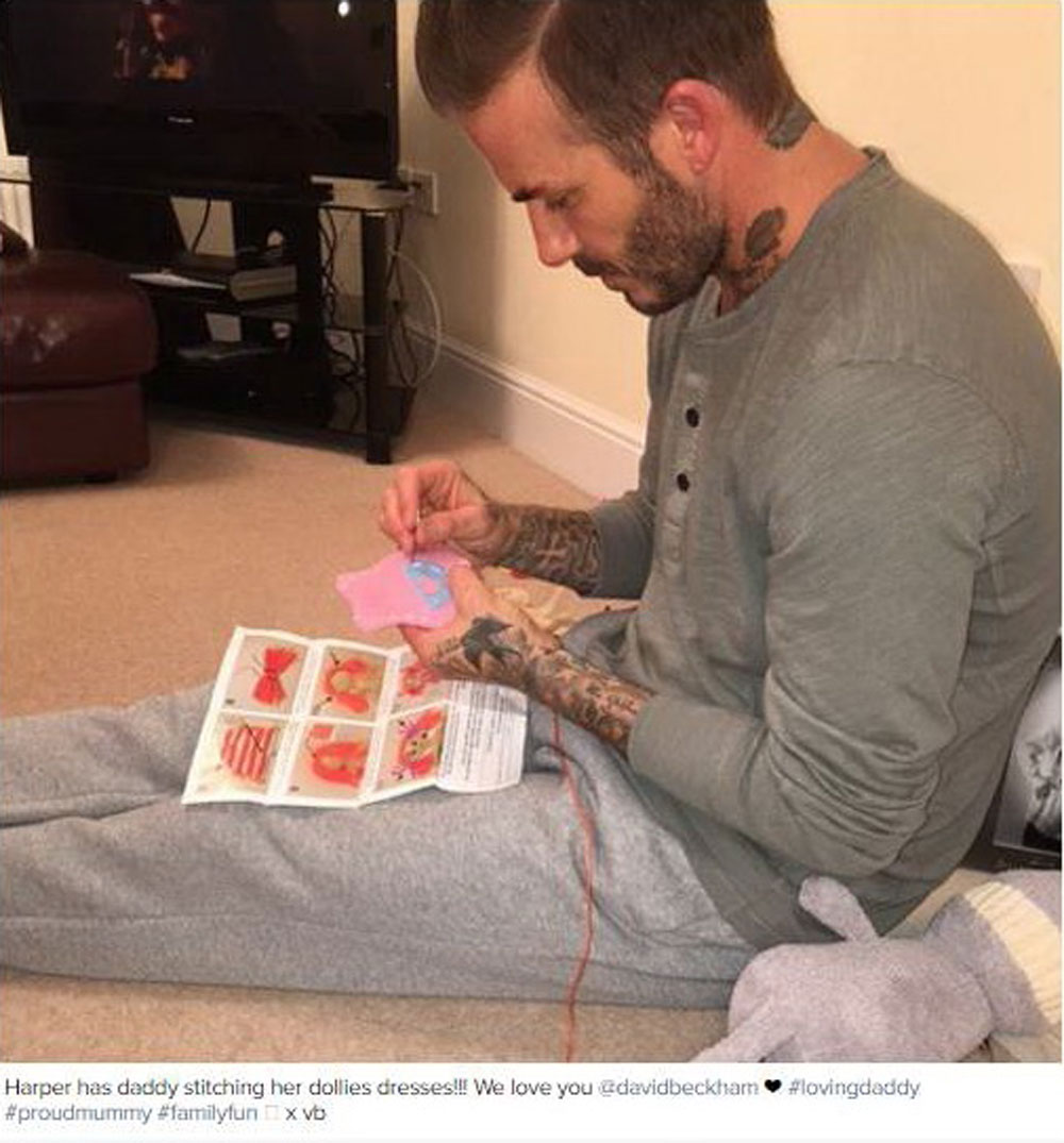 Beckham may áo đầm búp bê cho con gái - Ảnh chụp màn hình: Cosmopolitan