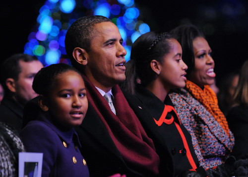 Gia đình ông Obama tại buổi lễ thắp sáng cây thông Giáng sinh - Ảnh: AFP