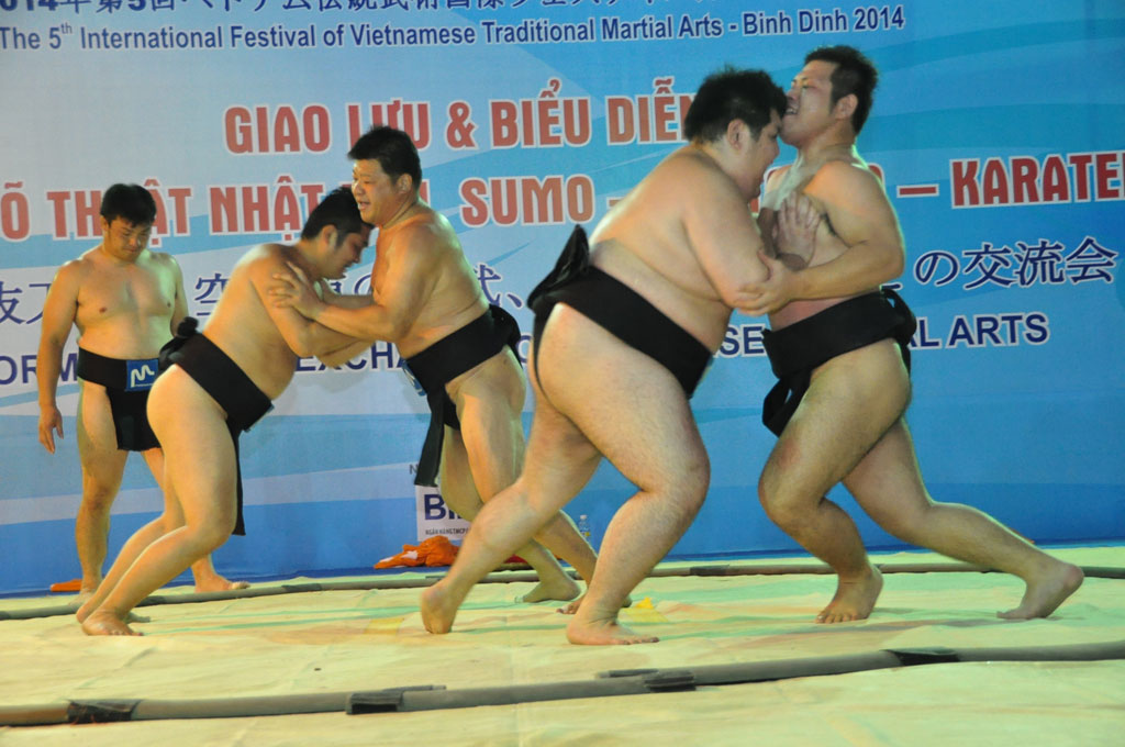 Các võ sĩ sumo thi đấu giao hữu tại Bình Định - Ảnh: Văn Lưu