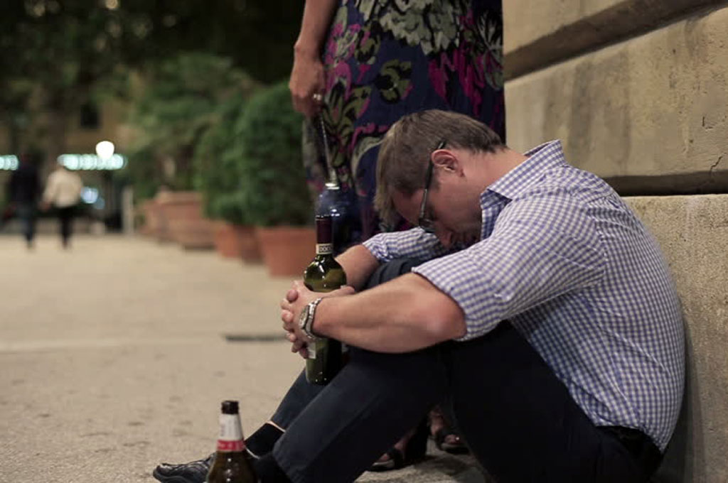 Khi chồng uống rượu, vợ là người phải gánh chịu hậu quả - Ảnh: Shutterstock