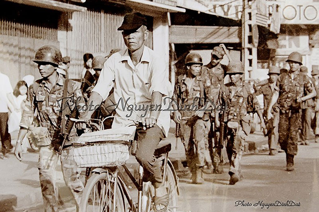 9 giờ sáng ngày 30.4.1975. Lính dù VNCH đóng tại Hóc Môn kéo chạy về hướng trung tâm thành phố Sài Gòn