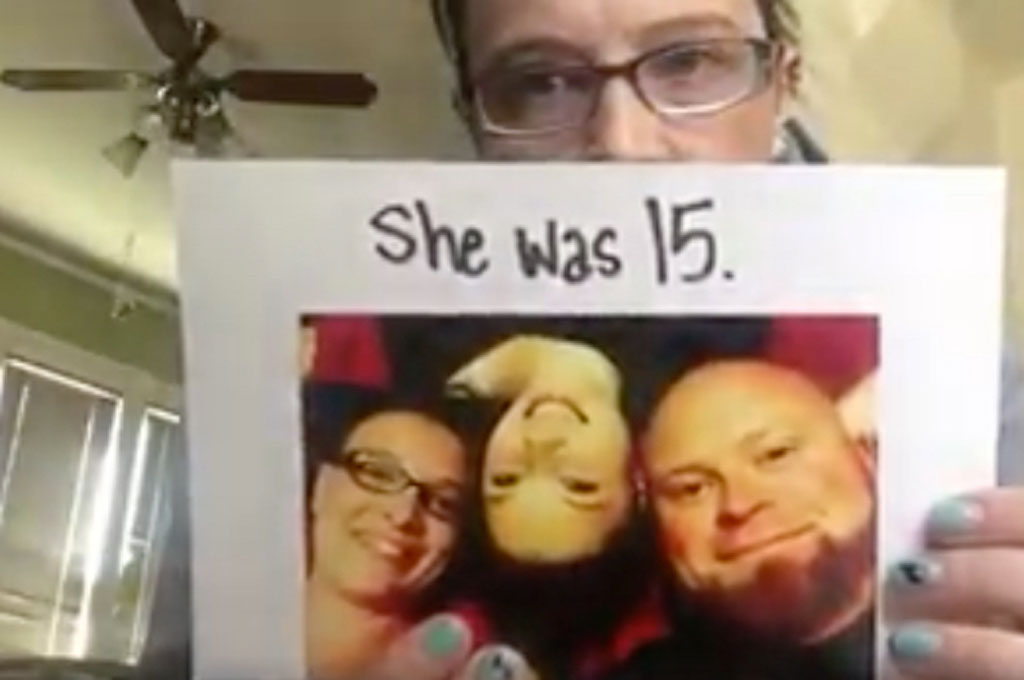 Germain cầm hình ảnh chụp cô và con gái (giữa) và người chồng cũ trong đoạn video đưa lên facebook - Ảnh: cắt từ clip