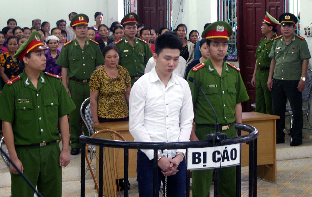Bị cáo Ngô Minh Đức (trong vụ án giết cô giáo xảy ra vào tháng 3.2015) trước vành móng ngựa - Ảnh: Hải Tần 