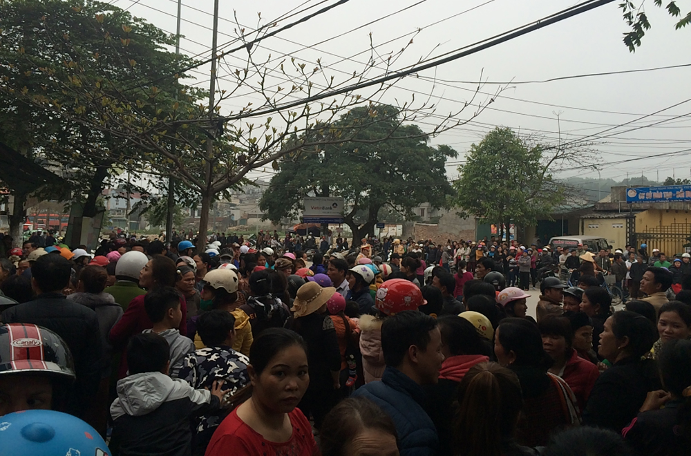 Người dân kéo lên trụ sở UBND thị xã Sầm Sơn vào chiều 5.3 - Ảnh: Hải Tần