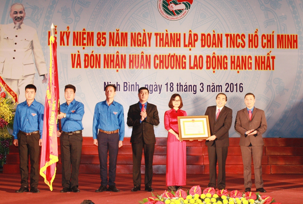 Ông Đinh Văn Điến, Chủ tịch UBND tỉnh Ninh Bình trao Huân chương Lao động hạng Nhất cho Tỉnh đoàn Ninh Bình - Ảnh: Đinh Dụng