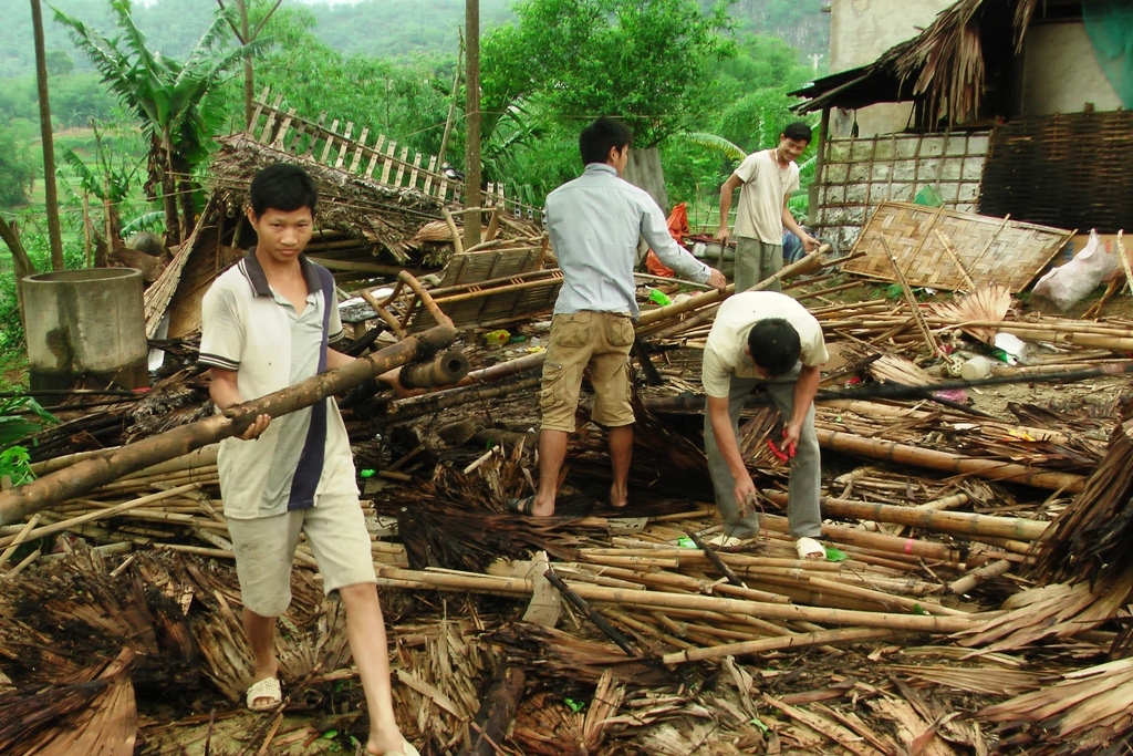 Giông lốc và mưa đá  làm 4 căn nhà ở huyện Lang Chánh bị sập hoàn toàn - Ảnh: Đình Toàn