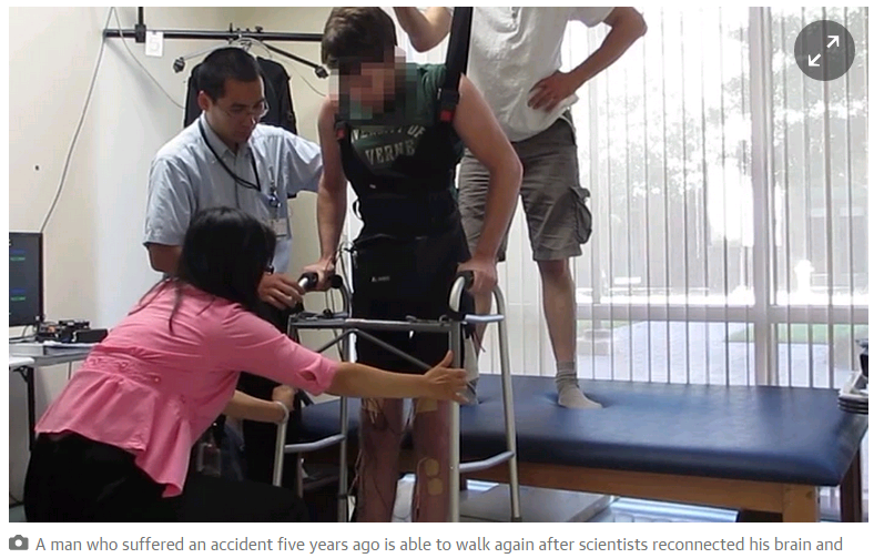Người đàn ông 26 tuổi có thể bước đi lần nữa sau 5 năm bị liệt - Ảnh chụp màn hình The Guardian 