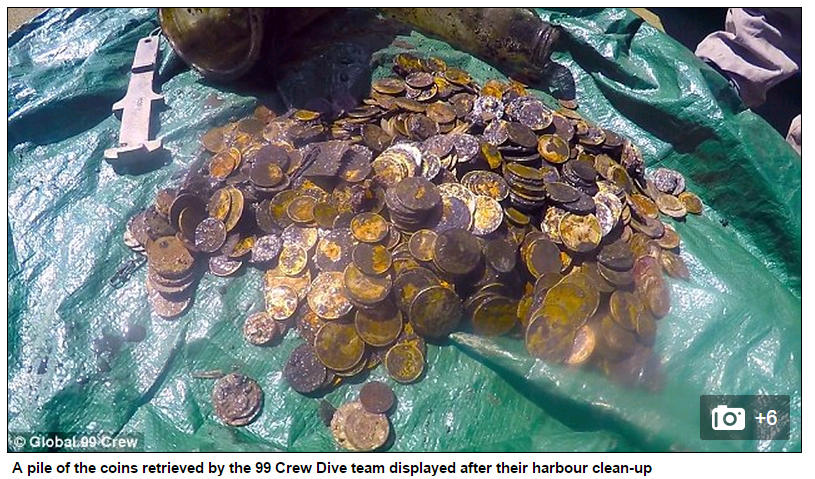 Số tiền vàng do nhóm thợ lặn vớt lên khỏi đáy biển - Ảnh chụp màn hình Daily Mail