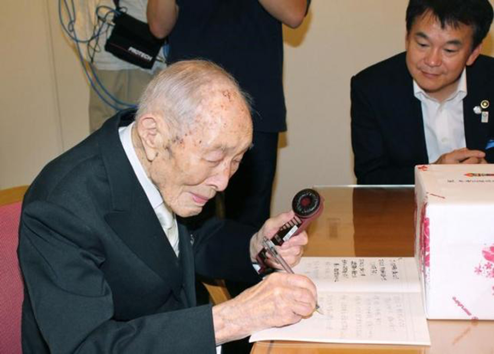 Ông Sakari Momoi, người Nhật Bản, một trong những người sống thọ nhất thế giới, trước khi qua đời ở tuổi 112 vào tháng 7.2015 - Ảnh minh họa: Reuters