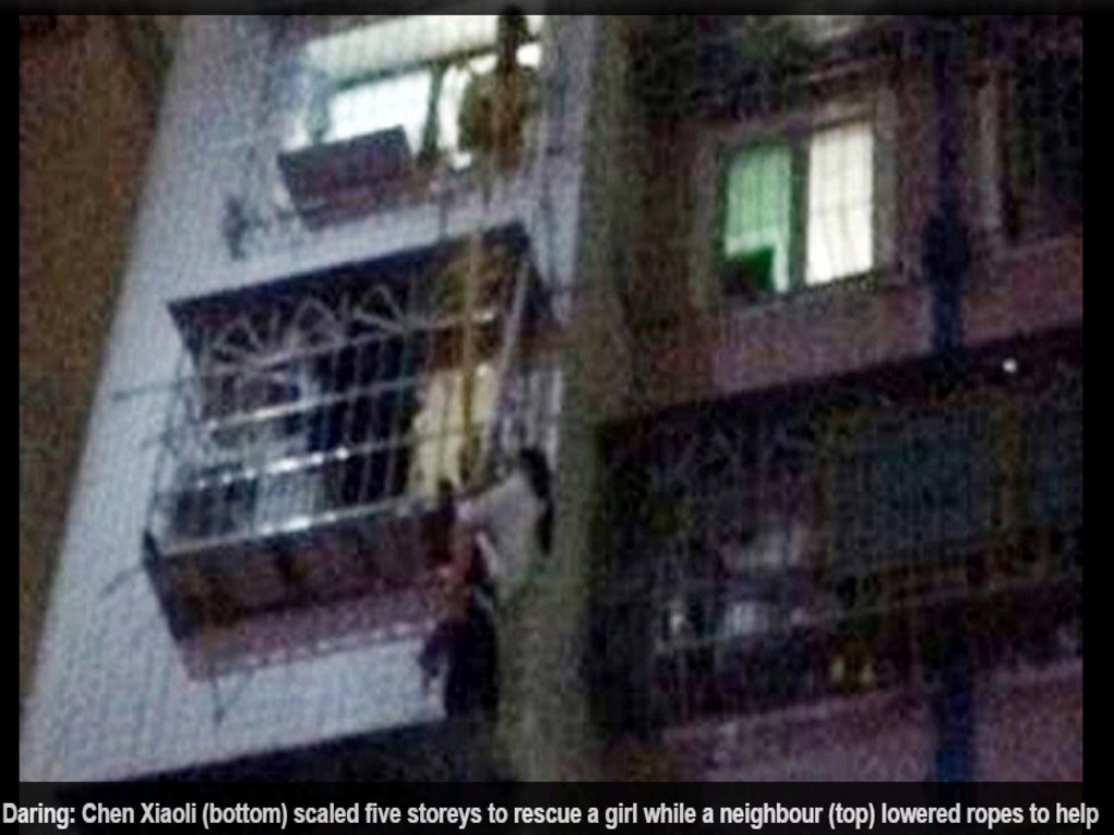 “Nữ người nhện” leo lên tầng 5 cứu cháu bé - Ảnh chụp màn hình Daily Mail