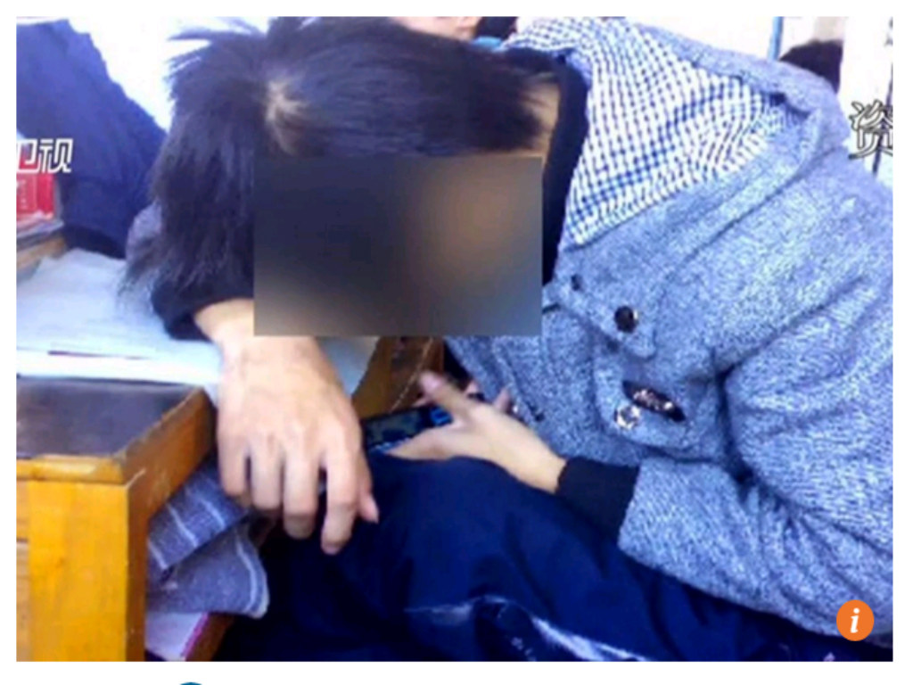 12 học sinh ở trường Thương Châu 1 ở tỉnh Hà Bắc, Trung Quốc bị đuổi học vì dùng điện thoại trong trường - Ảnh chụp màn hình South China Morning Post