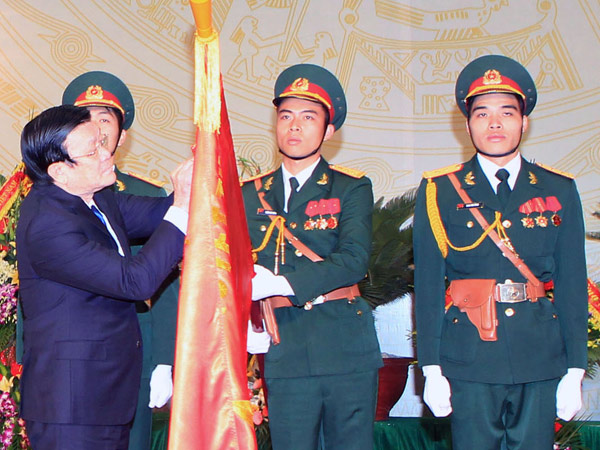 Chủ tịch nước Trương Tấn Sang gắn Huân chương Hồ Chí Minh lên Cờ truyền thống của Tổng cục Chính trị QĐND VN 