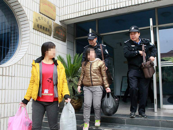 Hai cô gái Việt được đưa về nước sau khi bị bán làm vợ ở Trung Quốc 