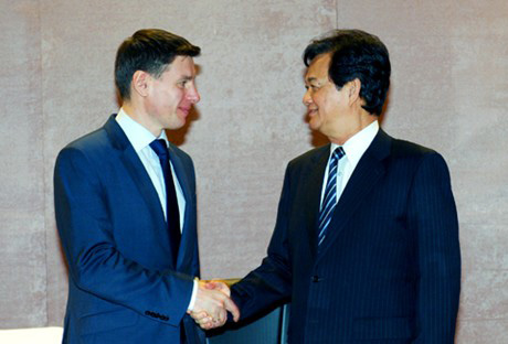 Thủ tướng Nguyễn Tấn Dũng và ông Andrei A. Slepnhev, Bộ trưởng Thương mại Ủy ban Kinh tế Á-Âu, Trưởng đoàn Đàm phán Hiệp định thương mại Tự do (FTA) giữa Liên minh hải quan Nga-Belarus-Kazakhstan với Việt Nam. 