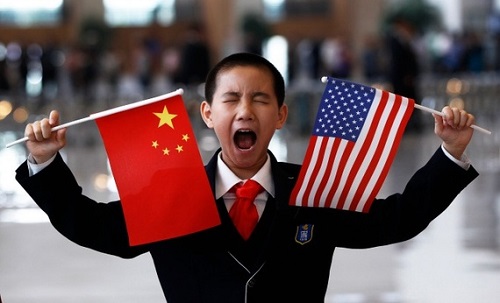 Một học sinh ở Bắc Kinh cầm 2 lá cờ Trung 