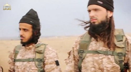 Phiến quân IS được cho là công dân Pháp, Maxime Hauchard (bên phải) trong đoạn băng hành quyết thứ 5 của IS 