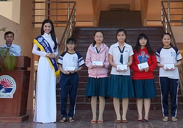  Diễm Trang trao 5 phần quà cho học sinh nghèo học giỏi của trường