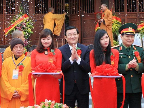 Chủ tịch nước Trương Tấn Sang và các đại biểu cắt băng khánh thành chùa Phật Tích Trúc Lâm Bản Giốc