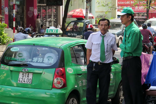 Hệ thống điều hành của các hãng taxi hiện vẫn cồng kềnh. Trong ảnh là người điều hành một điểm đón khách của taxi. Trong khi đó, với dịch vụ Uber, khi cần chỉ cần mở điện thoại để chọn xe.