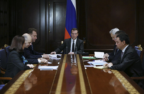 Thủ tướng Nga Dmitry Medvedev cùng quan chức và lãnh đạo Ngân hàng trung ương trong cuộc gặp hôm qua 16.12 