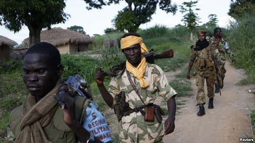 Các chiến binh Hồi giáo tuần tra ở thị trấn Lioto, Cộng hòa Trung Phi hồi 6.6.2014