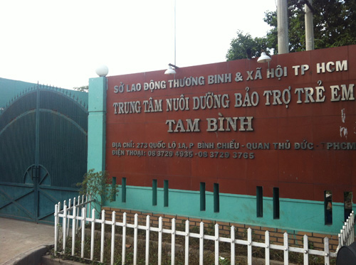  Chị V. cùng ông Liêm đến trung tâm bảo trợ nuôi dưỡng trẻ em Tam Bình để xin nhận lại bé Huy