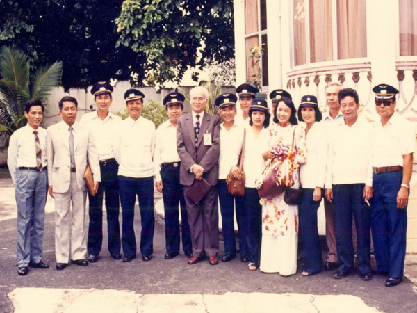 Phi hành đoàn chuyến bay VN9033 chụp hình lưu niệm tại Đại sứ quán VN tại Philippines vào năm 1985. Ông Trần Tiến Vinh đứng ngoài cùng bên trái 