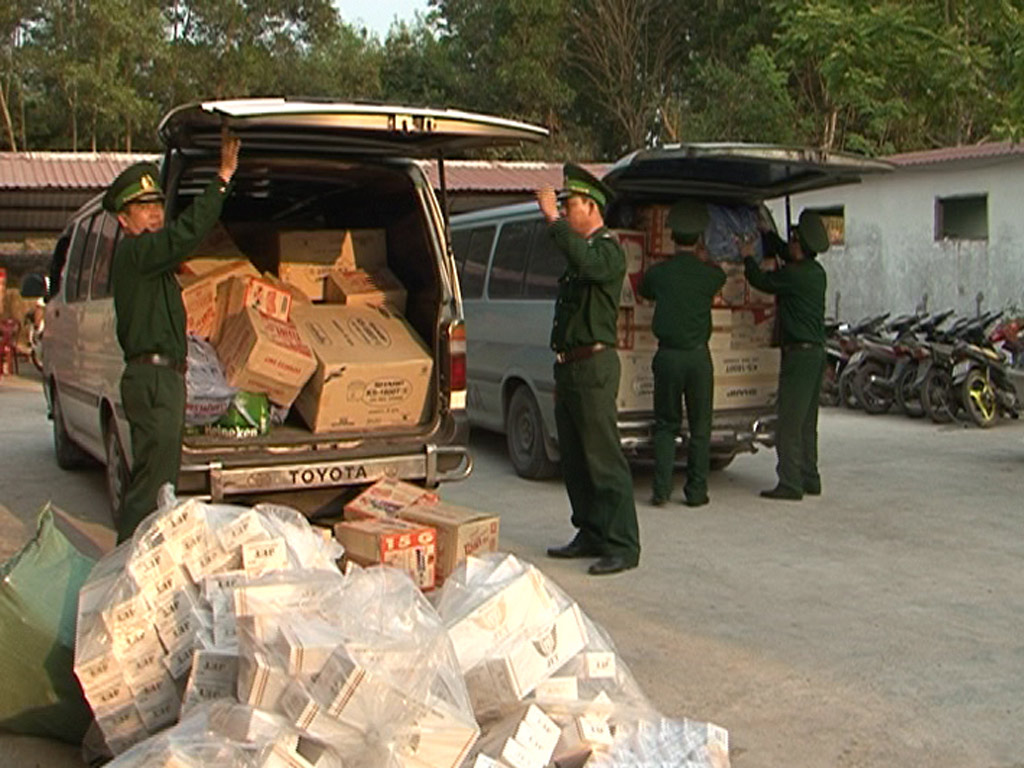 Xe vận chuyển hàng lậu và tang vật bị bắt giữ vào cuối năm 2014 - Ảnh: Nguyễn Phúc