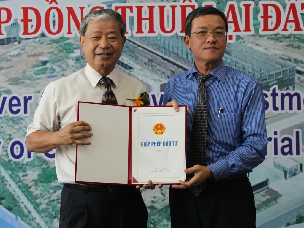 Chủ tịch UBND tỉnh Đồng Nai Đinh Quốc Thái (bên phải) trao giấy chứng nhận cho nhà đầu tư