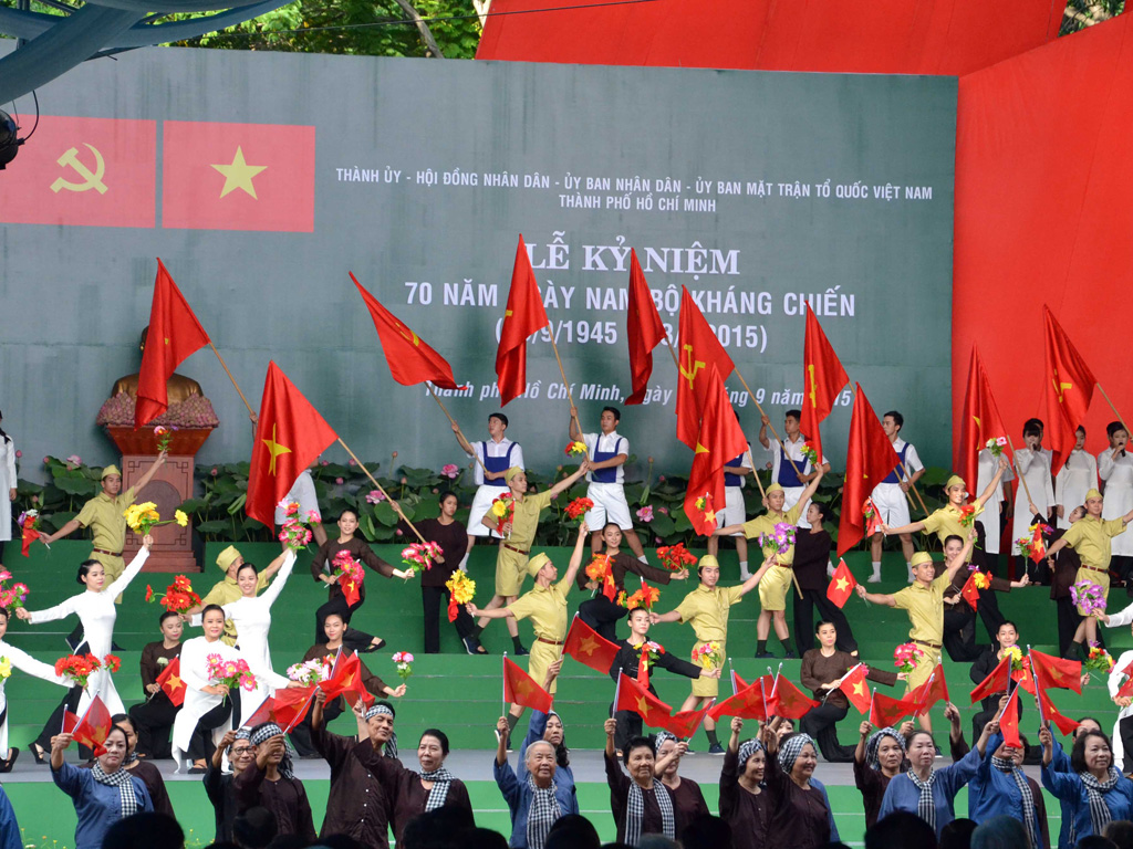 Văn nghệ chào mừng kỷ niệm 70 năm ngày Nam bộ kháng chiến - Ảnh: Đình Nguyên
