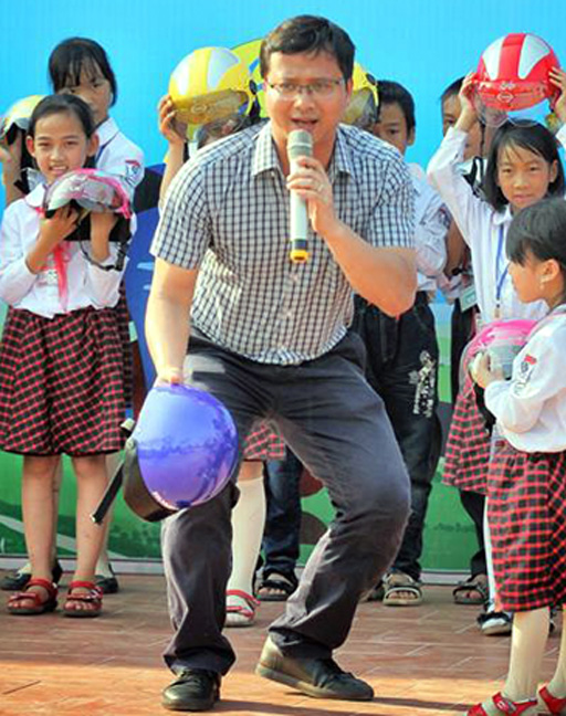 Uông Việt Dũng hướng dẫn trẻ em đội mũ bảo hiểm đạt chuẩn đúng cách 