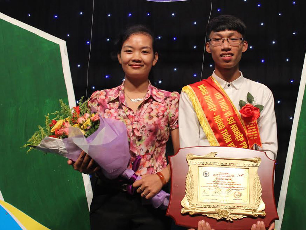 Linh Sỹ Hải và cô giáo Đinh Ngọc Hương tại lễ trao bảng vàng “Trí thức vì sự nghiệp phát triển nông thôn” năm 2015 - Ảnh: Trần Huyền