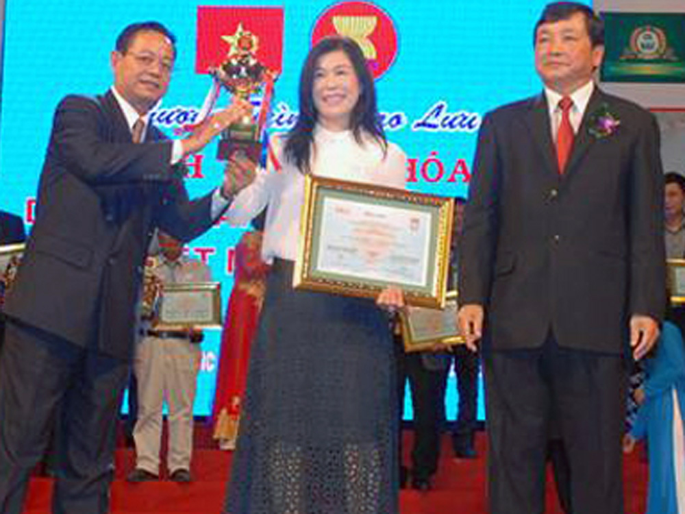Bà Linh nhận cúp và bằng khen tại chương trình giao lưu kinh tế văn hóa doanh nhân, doanh nghiệp VN - Asean 2015 - Ảnh: Công ty Hà Linh cung cấp