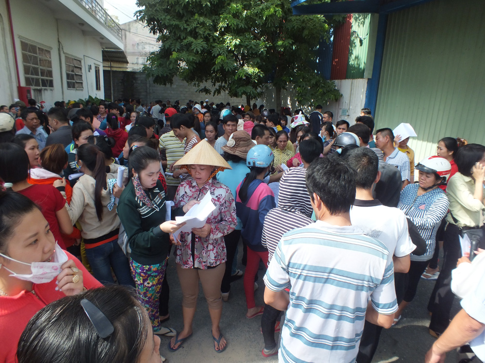 Công nhân tập trung tại công ty bức xúc vì bị nợ lương - Ảnh: Hải Nam