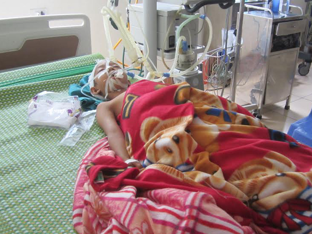 Cháu Chiến vẫn đang phải nằm điều trị tại Bệnh viện Sản nhi Nghệ An - Ảnh: Phạm Đức