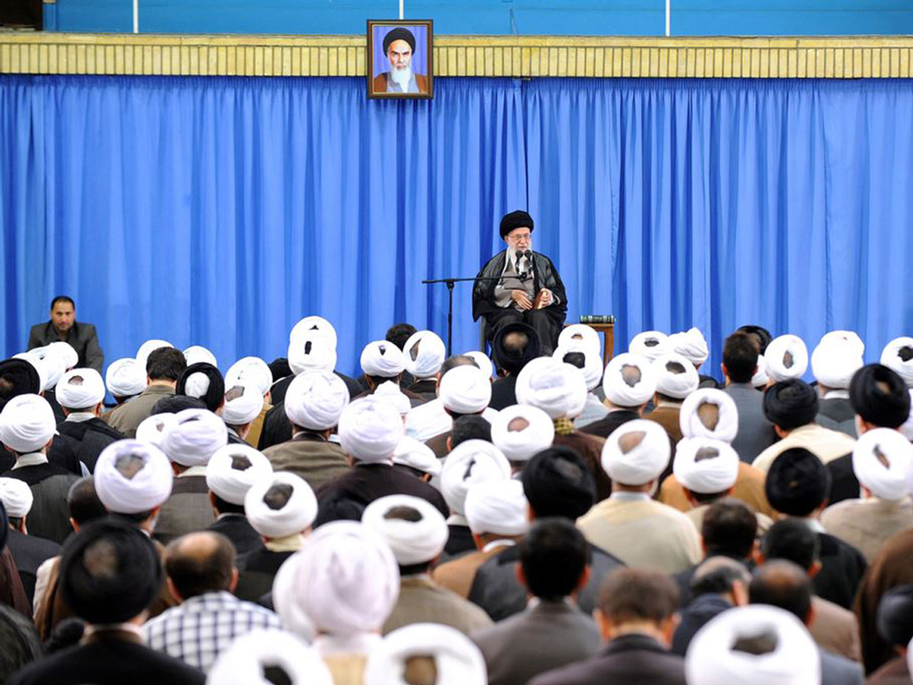 Lãnh đạo tối cao Iran, Ayatollah Ali Khamenei phát biểu trước một nhóm giáo sĩ ở Tehran hôm 27.9 - Ảnh: AFP