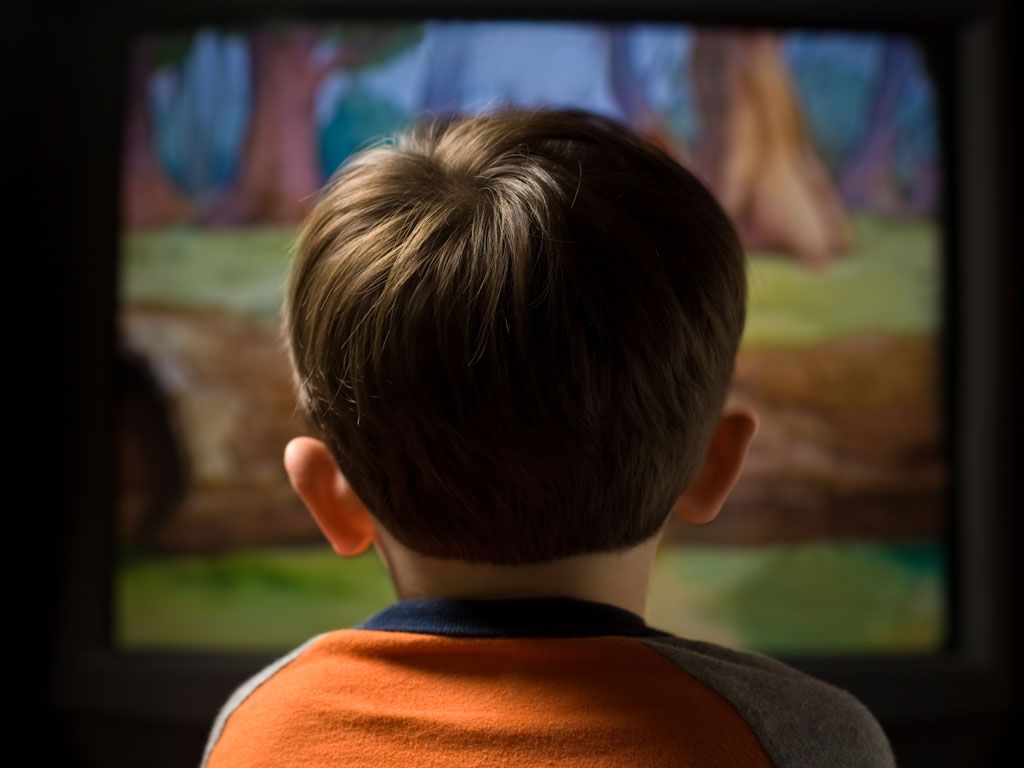 Cần hạn chế thời gian trẻ ngồi trước màn hình tivi - Ảnh: Shutterstock